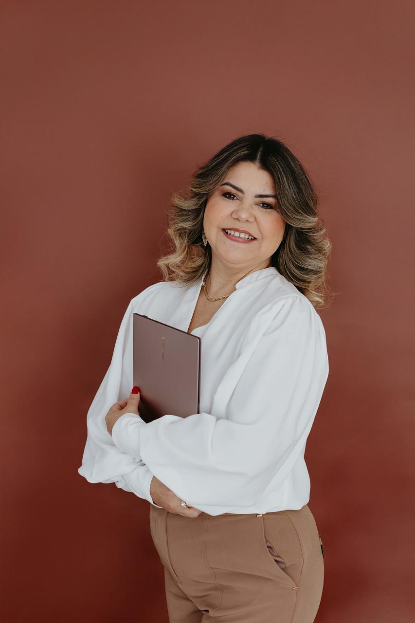 Psicóloga Djane Almeida sorrindo profissionalmente